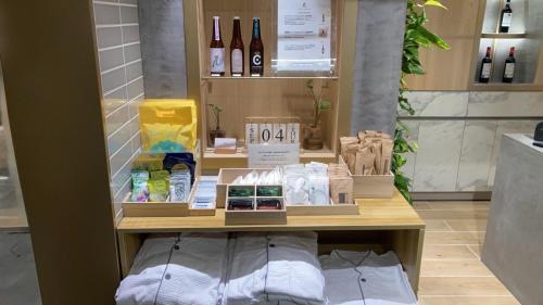 une table avec des produits dessus dans un magasin dans l'établissement THE GALA HOTEL UMEDA - Vacation STAY 24213v, à Osaka