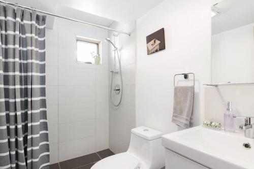Koupelna v ubytování Suite with private bath near Dupont Circle