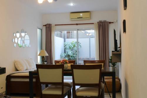 a dining room with a table and chairs and a bedroom at Departamentos Fleming, luminosos p hasta 4 personas in Paraná