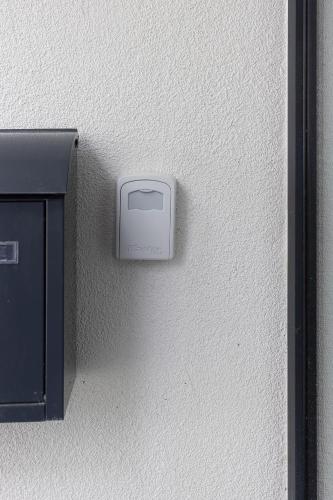 a wall with a soap dispenser on a wall at De Aanbouw van Foonloos - luxe studio vlakbij Utrecht in Houten
