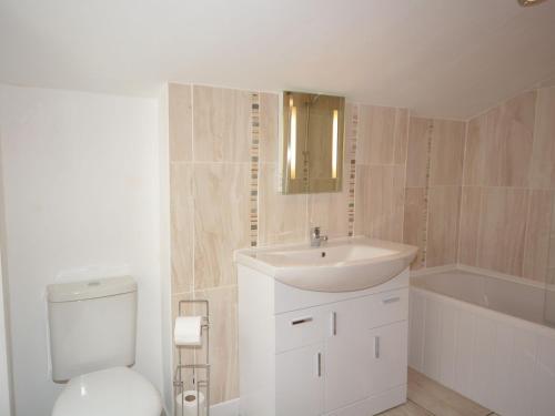 a bathroom with a sink and a toilet and a tub at 2 Bed in Wells VESPE in Wells