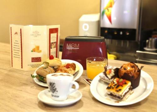 una mesa con dos platos de comida y un vaso de jugo de naranja en Muthu Royal Park Albatros, en San Miguel de Abona