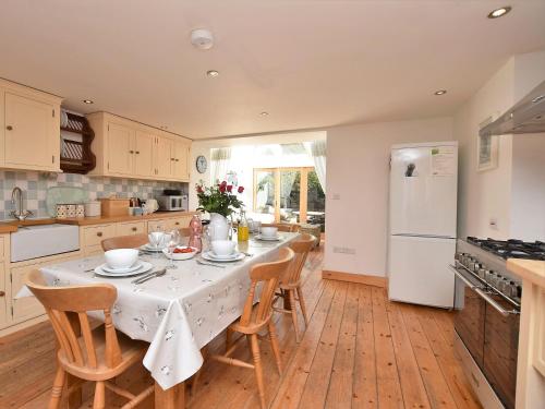 Kuchyň nebo kuchyňský kout v ubytování 3 Bed in Crackington Haven COHOU