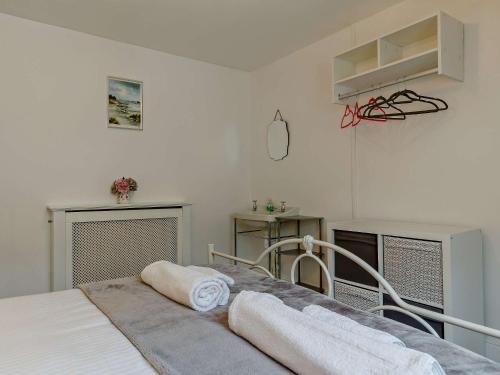 Postel nebo postele na pokoji v ubytování 2 Bed in Looe 82537