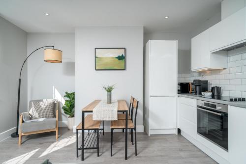 Η κουζίνα ή μικρή κουζίνα στο Stylish apartment in the heart of Kingston Town Centre
