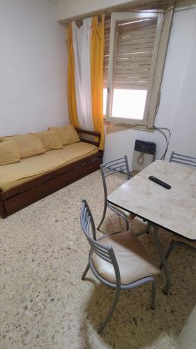 马德普拉塔Dpto céntrico的一间有床、桌子和椅子的房间