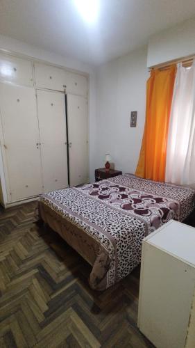 马德普拉塔Dpto céntrico的一间设有一张床铺的卧室,位于一间白色橱柜的房间