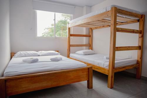 two bunk beds in a room with a window at Casa Cándido in Neiva