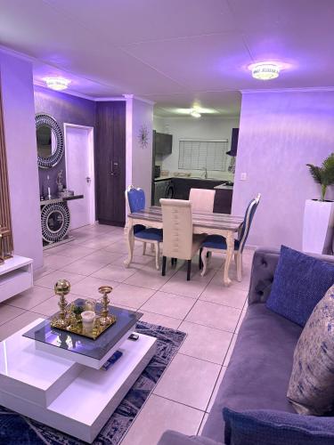 Dapur atau dapur kecil di MOJ INVESTMENT 2 BEDROOM Apartments