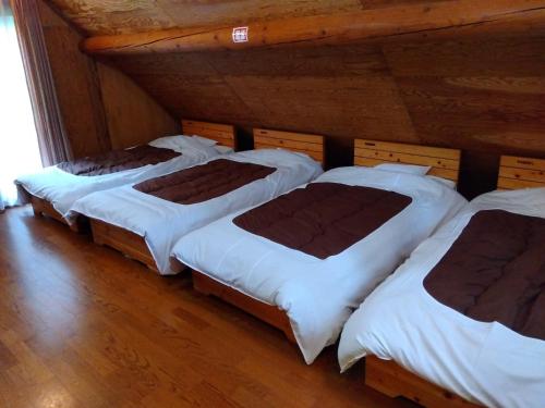 南砺市にあるToga International Campground - Vacation STAY 36256vの部屋に3つのベッドがあるグループ