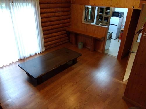 南砺市にあるToga International Campground - Vacation STAY 36256vの木の床とコーヒーテーブルのあるリビングルーム