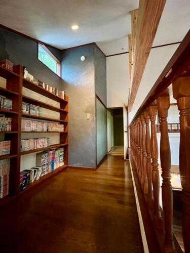un corridoio con librerie in legno in una casa di The Blue Moon (Forest 99 3rd) - Vacation STAY 36259v a Nasushiobara