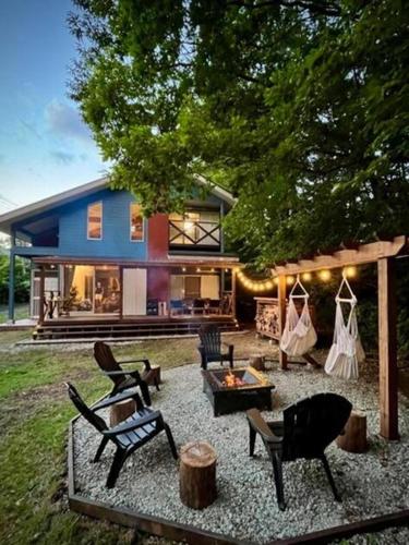 una casa con cortile con sedie e tavolo di The Blue Moon (Forest 99 3rd) - Vacation STAY 36259v a Nasushiobara