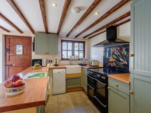 Dapur atau dapur kecil di 2 Bed in Presteigne 75066