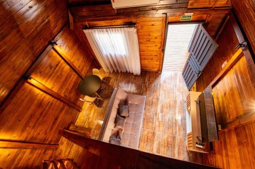 an overhead view of a room in a wooden house at Chácara Cabanas e Eventos Peniel in Campina Grande do Sul