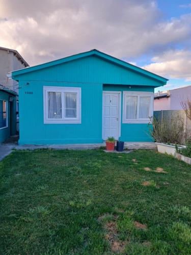 una casa azul con un patio delante en Hospedaje "San Andres", en Gobernador Gregores