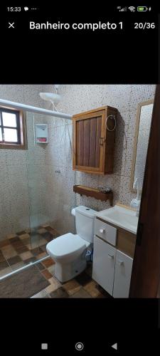 ein Badezimmer mit Toilette und Waschbecken in der Unterkunft casa com riacho cristalino,lago,hidro,bela vista in Santo Antônio do Pinhal