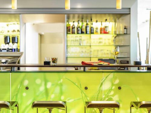 El lounge o bar de ibis Berlin Messe