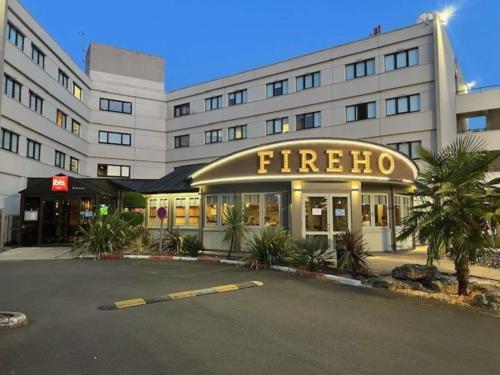 a firehopper restaurant in front of a building at ibis Poitiers Sud in Poitiers