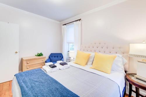 una camera da letto con un grande letto con cuscini gialli e blu di RARE 3 BDR HEART of Old Town Walk to King St a Alexandria