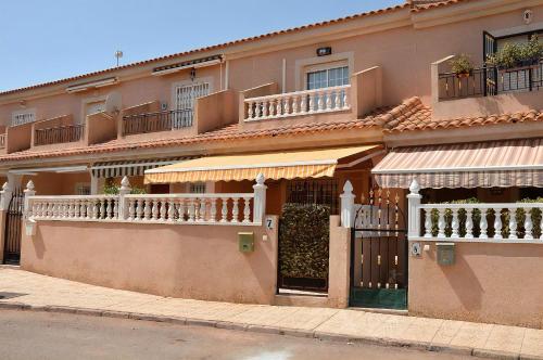 ein Gebäude mit Balkonen an der Straßenseite in der Unterkunft Ferienhaus für 4 Personen ca 71 m in Los Urrutias, Murcia Costa Calida in Los Urrutias