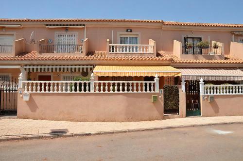 ein Gebäude mit Balkonen an der Straßenseite in der Unterkunft Ferienhaus für 4 Personen ca 71 m in Los Urrutias, Murcia Costa Calida in Los Urrutias