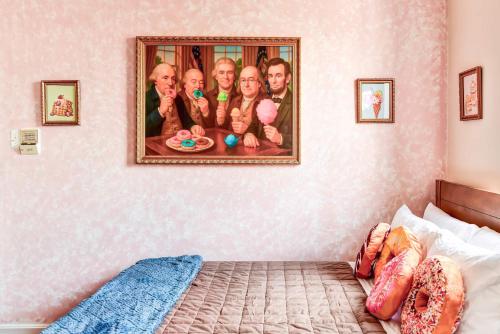 En eller flere senge i et værelse på Sweet Tooth Studio 99 Walk Score half Block to King