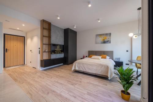 Postel nebo postele na pokoji v ubytování Towarowa Towers Residences