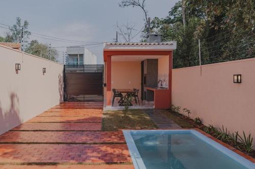 un patio trasero de una casa con piscina en Casa D'Mata Experience unforgettable moments in FOZ, en Foz do Iguaçu