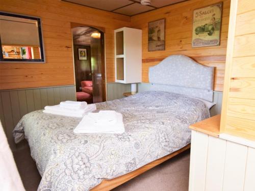 a bedroom with a bed with two towels on it at 1 Bed in Bodiam 51574 in Bodiam