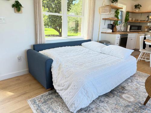Η κουζίνα ή μικρή κουζίνα στο Family Getaway Waterfront 8 Serene Acres New Build plus Gazebo