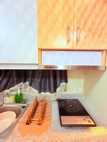 Küche/Küchenzeile in der Unterkunft Balcony Studio Ayala with Ultra-Fast 400 Mbps WiFi