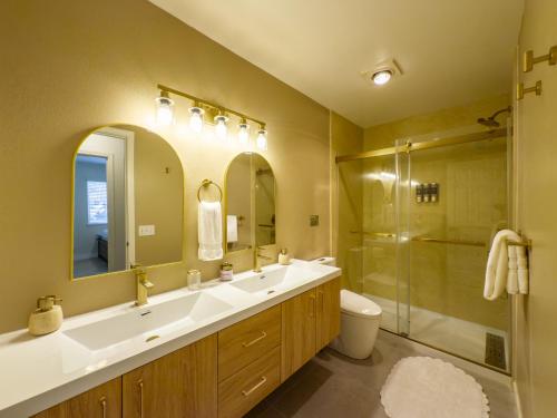 マリポサにあるYosemite Luxe Family Lodge - Spa, Theater, Sauna, EV, Game Room, Poker Tableの洗面台、シャワー、トイレ付きのバスルーム
