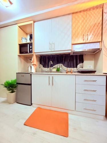 Køkken eller tekøkken på Balcony Studio Ayala with Ultra-Fast 400 Mbps WiFi