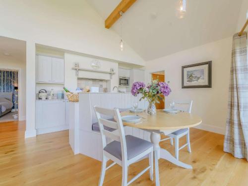Η κουζίνα ή μικρή κουζίνα στο 2 Bed in Montgomery 83244