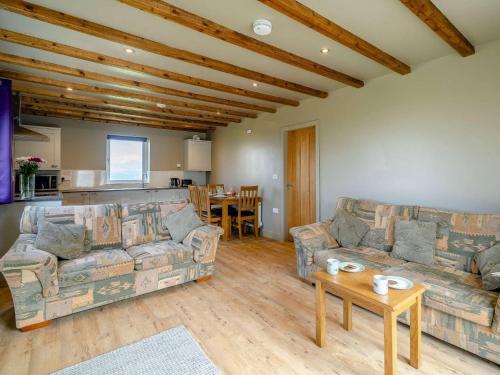 Posezení v ubytování 2 Bed in Bentham 53510