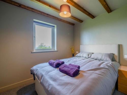 Postel nebo postele na pokoji v ubytování 2 Bed in Bentham 53510