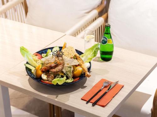 Makanan di atau berdekatan hotel