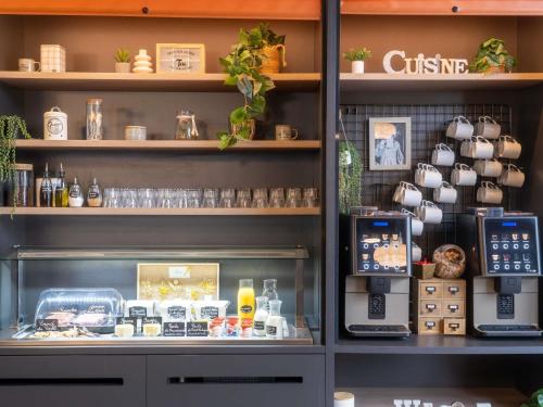Una cocina o zona de cocina en ibis Compiegne