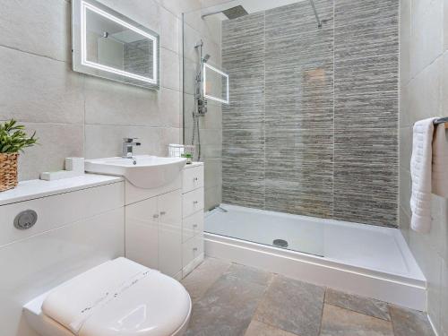 Koupelna v ubytování 2 Bed in Croes-y-pant 58961