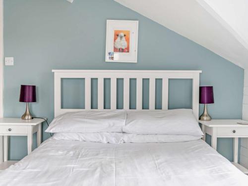 En eller flere senge i et værelse på 3 Bed in Brixham BX039