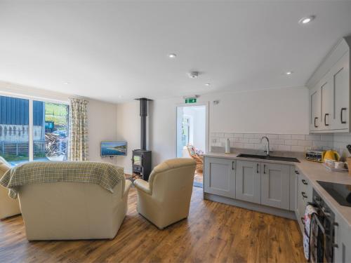Η κουζίνα ή μικρή κουζίνα στο 2 Bed in Aberdovey DY049