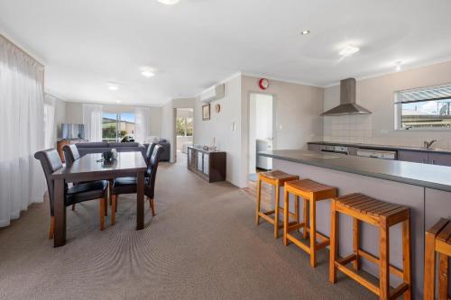 Кухня или мини-кухня в Holden's Bay Honey - Relax by the lake
