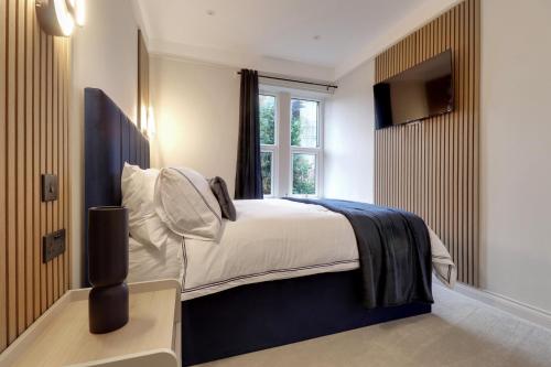 Ένα ή περισσότερα κρεβάτια σε δωμάτιο στο Executive 2 bedroom house only 2 mins from HRI and 5 mins from Lindley centre