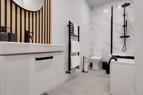 Ένα μπάνιο στο Executive 2 bedroom house only 2 mins from HRI and 5 mins from Lindley centre