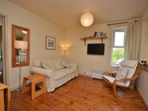 Μια τηλεόραση ή/και κέντρο ψυχαγωγίας στο 2 Bed in South Allington FERN2