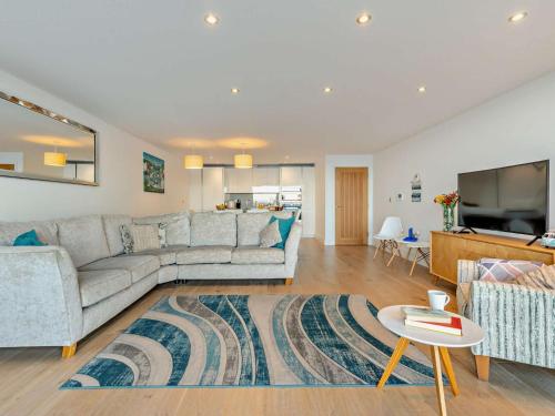 TV a/nebo společenská místnost v ubytování 3 Bed in Cawsand 74300