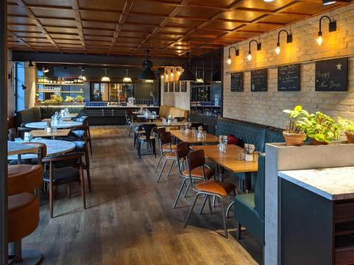 a restaurant with tables and chairs and a bar at ibis Saint-Omer Centre in Saint-Omer