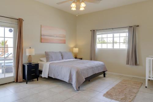 Un dormitorio con una cama grande y dos ventanas. en Desert Escape 360 Mtn Views, Pool, Spa and Fire Pit, en Dos Palmas Corners