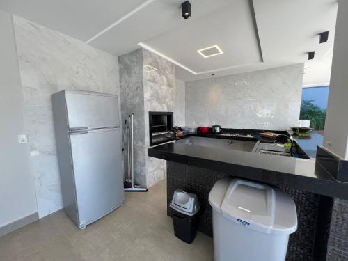 Kuchyň nebo kuchyňský kout v ubytování Chácara Vista para o Mar Piúma Próximo a Iriri até 23 pessoas com camping